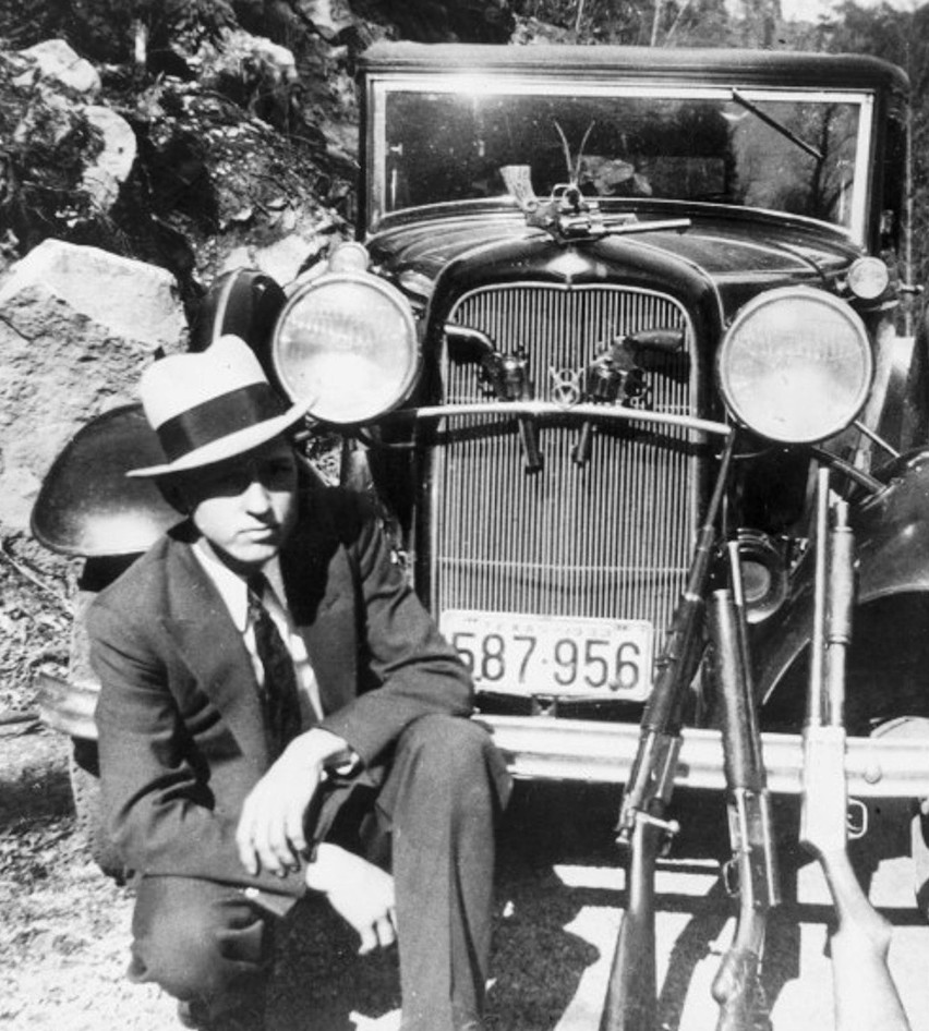 107 dziur po kulach... Ten samochód, w którym zginęli Bonnie i Clyde, stal się obiektem kultu