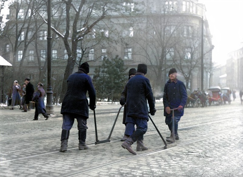 Robotnicy polerujący w zimie szyny tramwajowe na ul. Siennej...