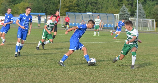 Eryk Ciemierkiewicz (z piłką) powalczył przeciwko swoim byłym kolegom. Jego Lechia zdobyła cenny punkt w starciu z faworyzowanym Izolatorem. 