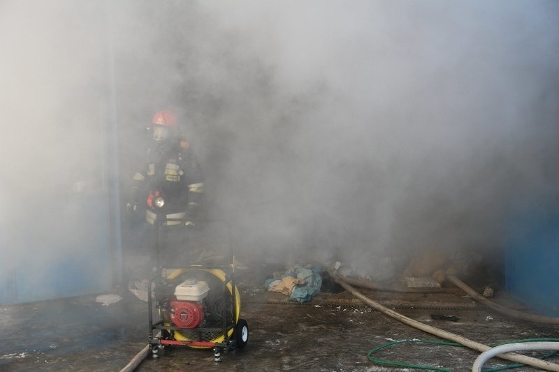 Był to budynek murowany kryty blachą. Strażacy zastali...