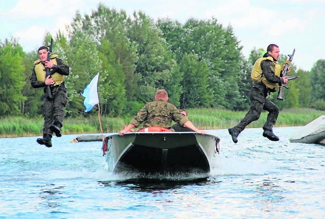 Do końca sierpnia ogółem w szkoleniu wodnym na Jeziorze Tarnobrzeskim weźmie udział około 70 żołnierzy.