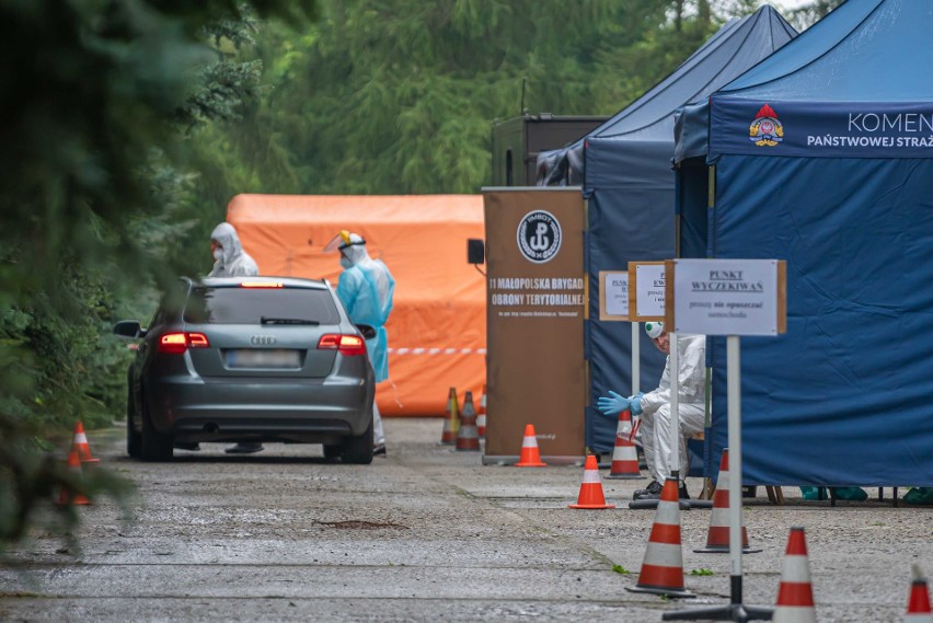 Osoby objęte badaniami muszą własnym samochodem podjechać na...