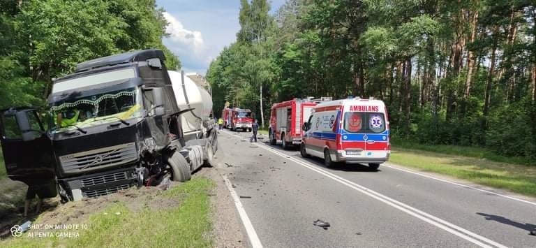 Rybitwy, gmina Połaniec. Śmiertelny wypadek na krajowej 79. Czołowo zderzyły się ciężarówka z osobówką. Jedna osoba nie żyje