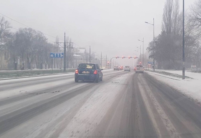 Śnieg znów zaskoczył w Łodzi drogowców. Od rana jezdnie bardzo śliskie ZDJĘCIA