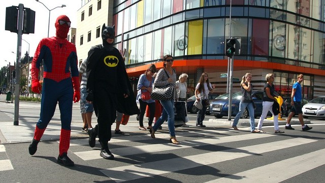 Spidermana i Batmana można dzisiaj było spotkać w centrum miasta.