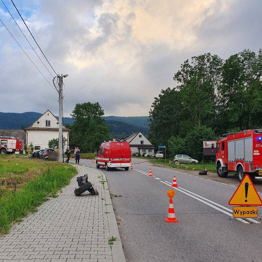 Lipnik. Doszczętnie zniszczone BMW. Auto wypadło z drogi i koziołkowało ścinając po drodze słup 