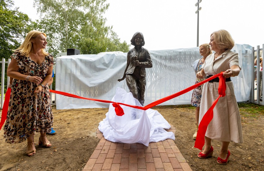 Rzeźba Heleny Majdaniec stoi już przy Teatrze Letnim