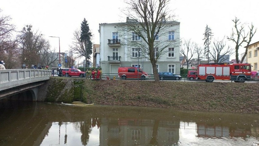 Służby o wycieku nieznanej substancji z jednego kanałów przy...