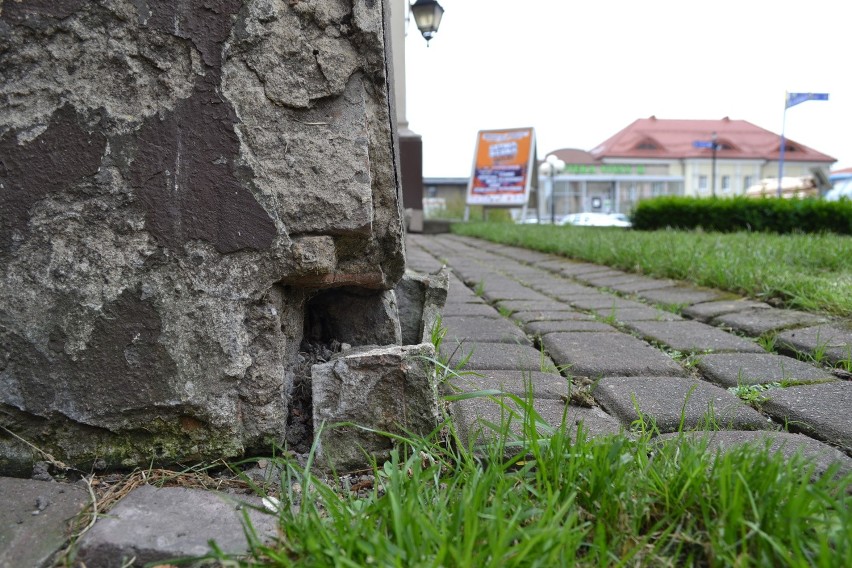 Z zabytkowego Pałacu odpada tynk. Potrzebny jest remont