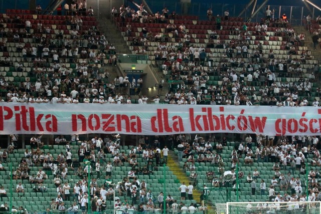 W sobotę, 29 sierpnia 2020 r., na stadionie przy Łazienkowskiej Legia Warszawa przegrała 1:2 z Jagiellonią Białystok. Drużynę gospodarzy dopingowało około 10 tys. kibiców. Fanów gości, jak na wszystkim stadionach PKO Ekstraklasy, nie było ze względu na obostrzenia związane z panującą pandemią koronawirusa. Choć legioniści na początku potyczki wywiesili transparent, domagając się fanów przeciwnych drużyn na stadionach. Zobacz galerię zdjęć kibiców.