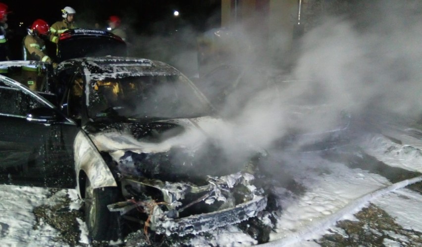 Jaguar i seat w ogniu. Nocny pożar samochodów na osiedlu Sosnówka w Chęcinach