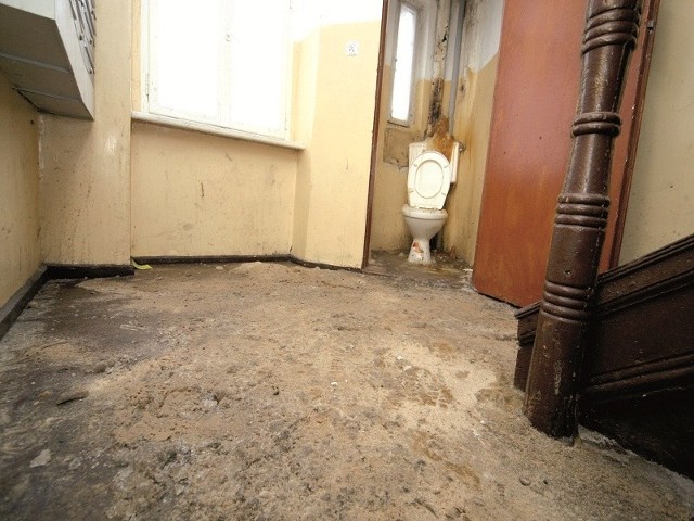 Woda, która wylała się z toalet części mieszkańców, zamarzła na klatce schodowej.