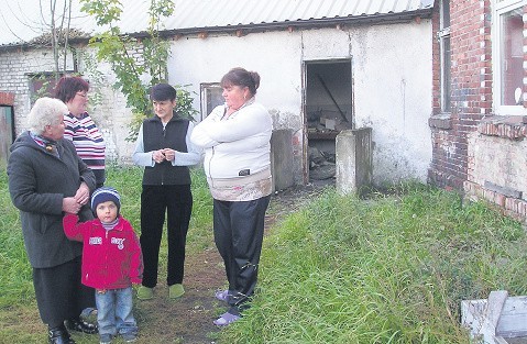 Uciążliwy lokator zajmuje pomieszczenia dobudówki i pokój na parterze budynku. Teraz do jego mieszkania wejść może każdy, bo nie ma drzwi. Panie (na zdjęciu od lewej): Maria Różańska, Monika Skrzeczewska, Danuta Kwaśna i Małgorzata Olbińska na zmianę pilnują wejścia i przeganiają pijaków.