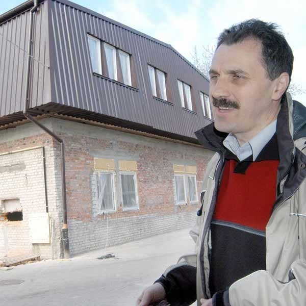 Marek Rzucidło, kierownik schroniska: Nowy budynek będzie gotowy jesienią.