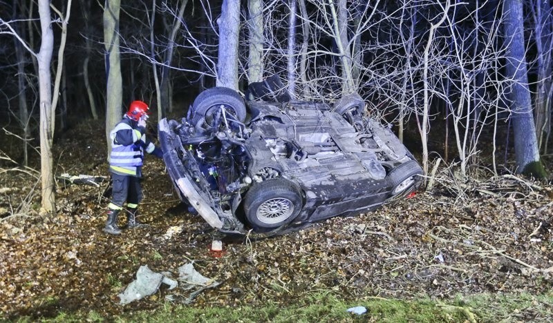 BMW wypadło z drogi i uderzyło w drzewo na wysokości 3...