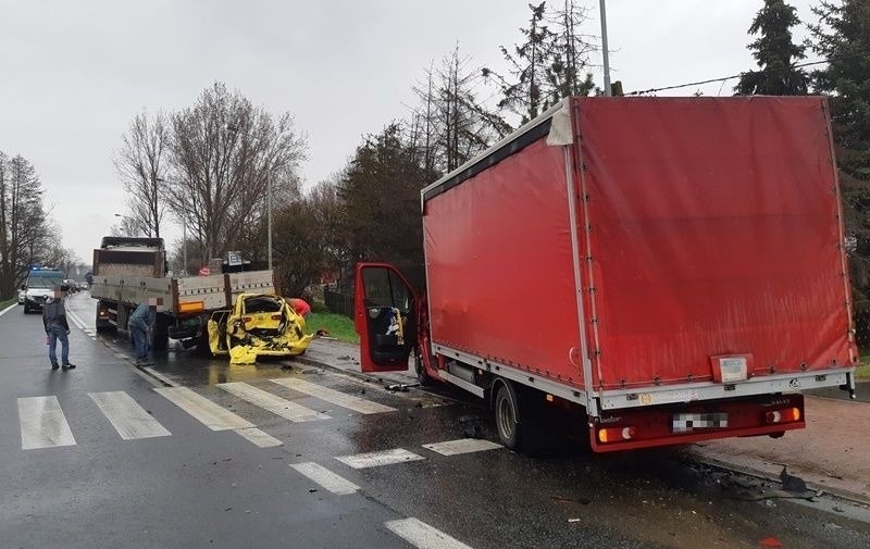 Wypadek w Cieszycach. Seat zmiażdżony, pasażerka w ciężkim stanie [ZDJĘCIA]