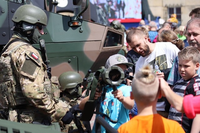 Zwiedzający mogli zobaczyć sprzęt wojskowy, m.in. kołowy transporter opancerzony Rosomak, czołgi T-34 i PT-91 Twardy, wyrzutnię rakiet Poprad oraz liczne specjalistyczne pojazdy wykorzystywane przez wojsko i służby mundurowe.