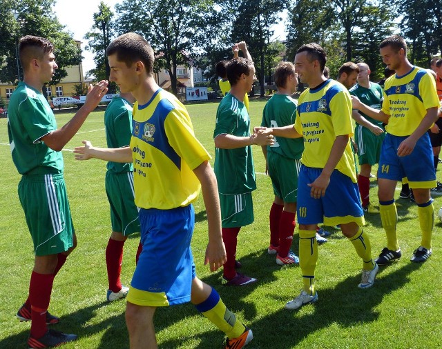 Piłkarze Mokrzyszowa Tarnobrzeg (żółto-niebieskie stroje) zmierzą się u siebie z Sokołem Nisko. W rundzie jesiennej w meczu obu drużyn w Nisku padł remis 2:2.