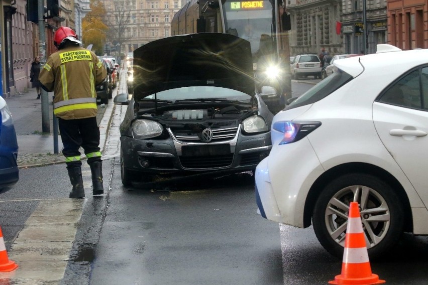 Wypadek dwóch aut na Nadodrzu. Jedna osoba ranna [ZDJĘCIA]