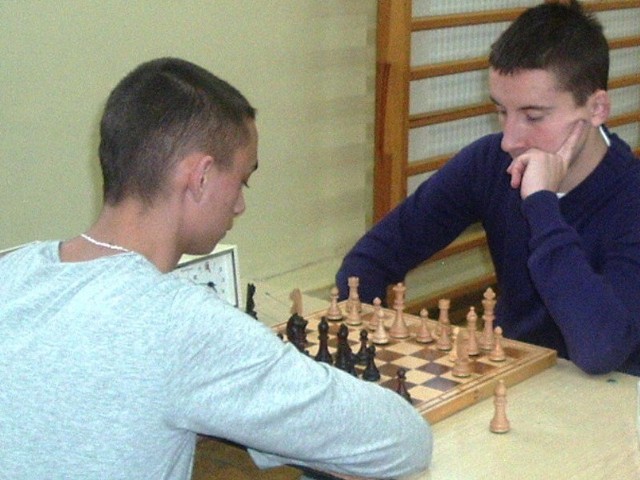 Starcie dwóch najlepszych szachistów: Emila Padewskiego (z prawej) i Łukasza Mętraka.