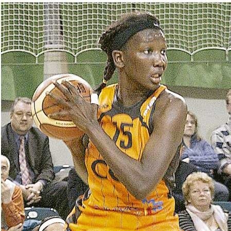 N'DEYE N'DIAYE. Ma 29 lat. W 2004 roku zaliczyła epizod w WNBA, w zespole New York Liberty. W Europie występowała we Francji, gdzie notowała bardzo dobre statystyki. Jest podstawową środkową reprezentacji Senegalu, z którą w 2005 roku wywalczyła srebrny medal mistrzostw Afryki.
