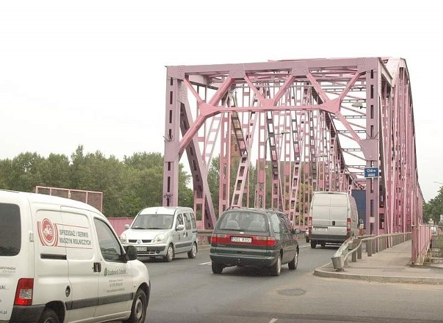 Głogów. Tak blisko budowy obwodnicy i mostu jeszcze nie byliNa Odrze w Głogowie jest na razie tylko jeden most, który często jest zakorkowany.