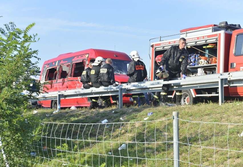 Wypadek busa pod Białobrzegami. Śmigłowce w akcji, rannych aż 12 osób [NOWE FAKTY]