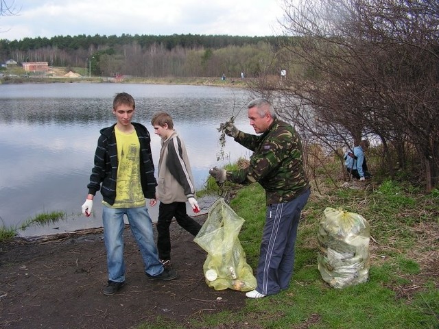 W akcji zbierania śmieci uczestniczyli zarówno dorośli, jak i młodzież. 