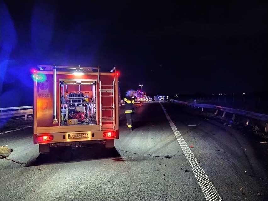 Wypadek czterech aut na A4, pięć osób rannych. Stado dzików na autostradzie (ZDJĘCIA)