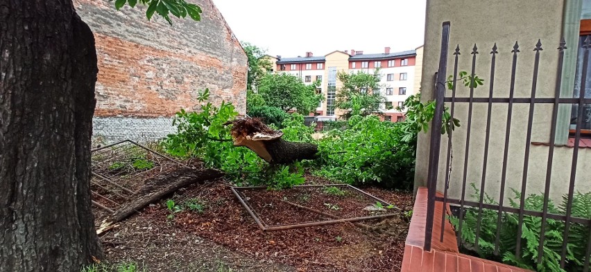 Kraków. Chwile grozy na osiedlu Podwawelskim. Huragan zniszczył nie tylko balon [ZDJĘCIA]