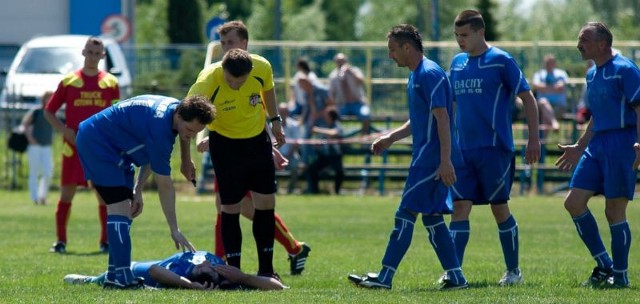 Piłkarze Iskry Sobów Tarnobrzeg (w niebieskich koszulkach) nie chcą już uczestniczyć w rozgrywkach stalowowolskiego podokręgu. 