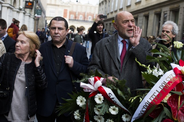 Bronisław Wildstein (z lewej) i Bogusław Sonik razem składali kwiaty pod tablicą pamięci Stanisława Pyjasa. Ale ostatnio coraz bardziej im razem nie po drodze...
