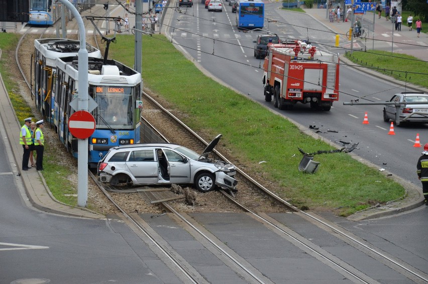 Wrocław: Wypadek na Legnickiej. Opel zablokował torowisko (ZDJĘCIA)