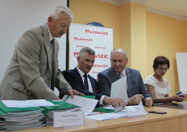 Rafał Rajkowski (w środku) podpisywał w piątek umowy.