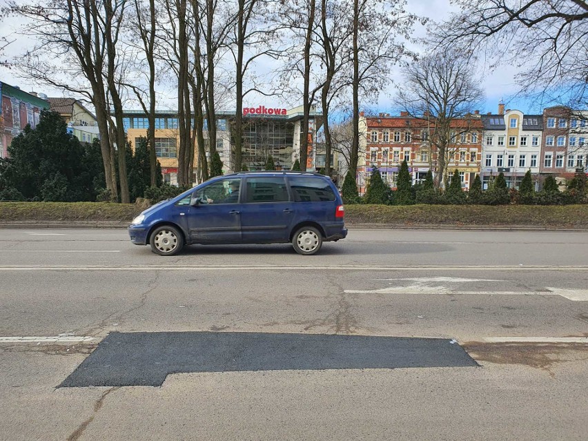 Akcja dziura. Słupszczanin uszkodził oponę w wyrwie w asfalcie tuż przy Placu Zwycięstwa