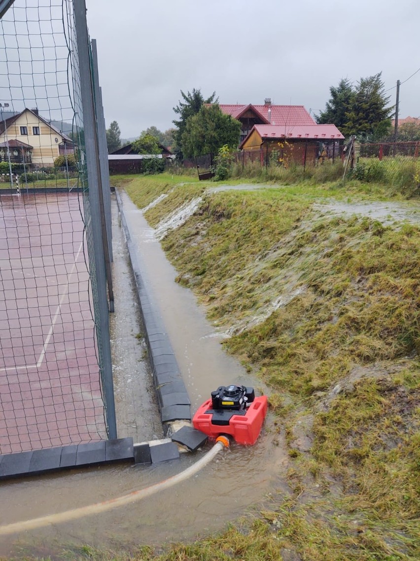 W Grybowie pogotowie przeciwpowodziowe. W gminie Kamionka ewakuowano uczniów z podtopionej szkoły 