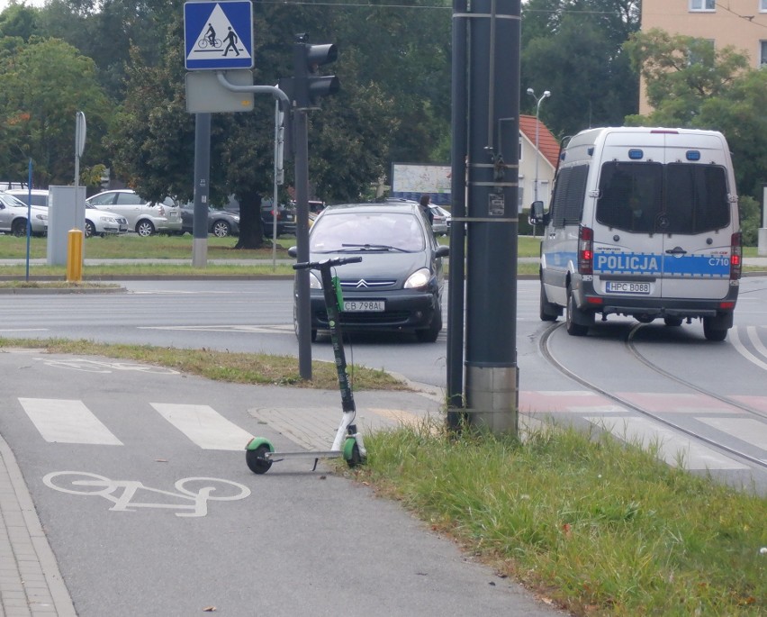 Hulajnogi elektryczne porzucane są gdzie popadnie, co...