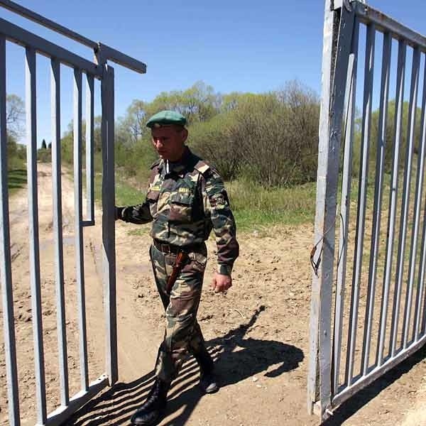 Ukraiński pogranicznik otwiera bramę, przez którą za chwilę...