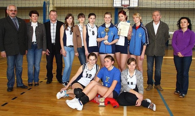 Zwycięski zespół z Kunowa z organizatorami i sponsorami turnieju.