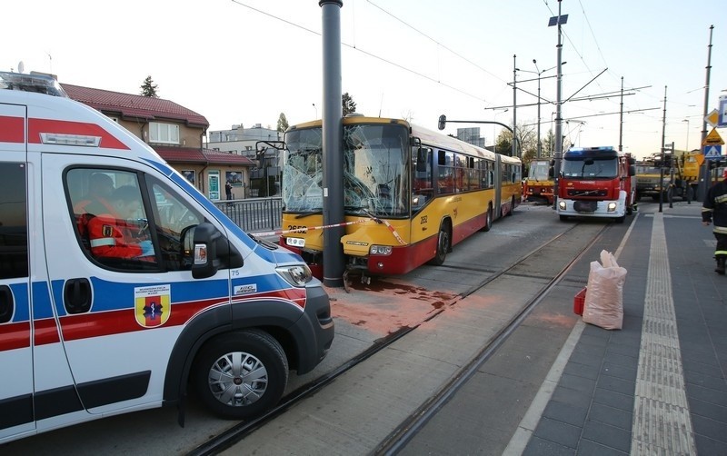 Tramwaj zderzył się z autobusem! Sześć osób rannych w wypadku na Łagiewnickiej [zdjęcia]