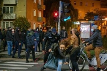 Policja zatrzymała 32-letniego sprawcę ataku na dziennikarkę, do którego doszło podczas wczorajszych protestów we Wrocławiu. Kobieta została popchnięta i upadła na krawężnik. Mężczyznę zatrzymano po kilkunastu godzinach. Nie pomogła mu zakryta podczas napaści twarz.Czytaj dalej na kolejnym slajdzie: kliknij strzałkę „w prawo", lub skorzystaj z niej na klawiaturze komputera.
