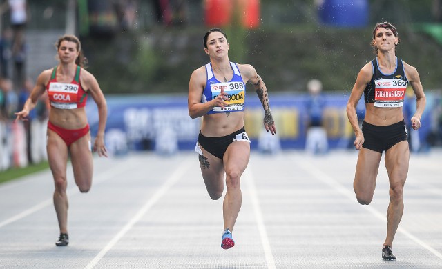 Ewa Swoboda (w środku) biegnie po złoty medal