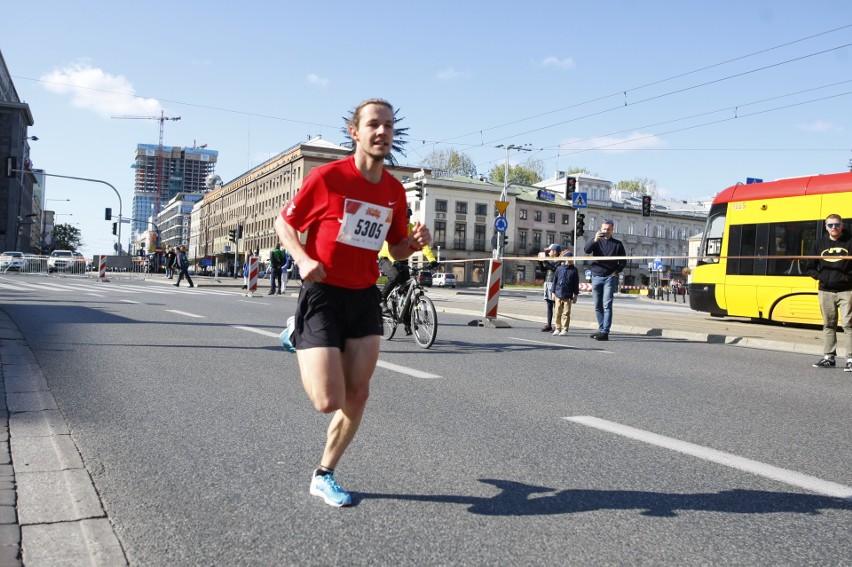 Biegnij Warszawo 2019 [ZDJĘCIA UCZESTNIKÓW] Tysiące biegaczy rywalizowało na ulicach stolicy