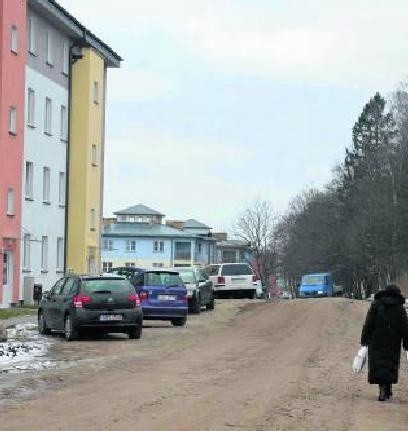 Po protestach mieszkańców droga została wyrównana. Mieszkańcy czekają jednak na prawdziwą ulicę i lampy.