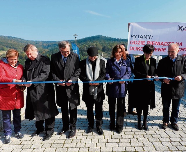 Jedni przecinają, inni protestują. Zapora w Świnnej Porębie otwarta