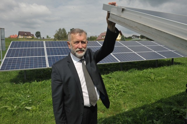 Obok siedziby firmy Sieć Parków Energii Słonecznej w Błażowej (diecezja przemyska) działa już szkoleniowa instalacja fotowoltaiczna, którą chętnie pokazuje Kazimierz Jaworski, prezes SPES.