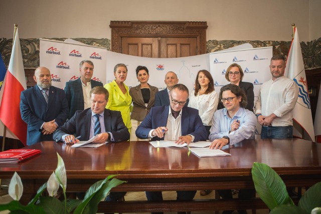 Podpisanie umowy na wykonanie kolejnego etapu ringu miejskiego odbyło się z udziałem Tomasza Orłowskiego, dyrektora Zarządu Infrastruktury Miejskiej w Słupsku oraz przedstawicieli konsorcjum Kobylarnia i Mirbud - Piotra Lewandowskiego i Michała Niemyta.
