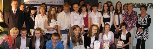 Uczestnicy i organizatorzy szkolnego konkursu recytatorskiego w Goworowie