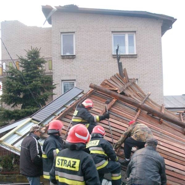Przy porządkowaniu miejsca zdarzenia przy ulicy Gajowej w Radomiu pracowali strażacy oraz sąsiedzi i znajomi właścicieli zrujnowanego domu.