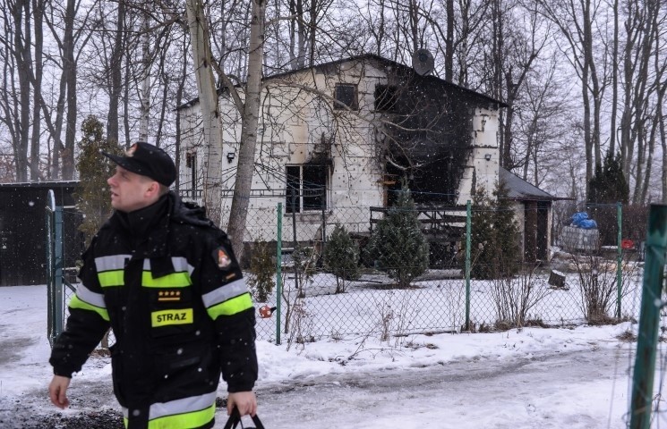 Pożar domu przy ulicy Kalinowej w Gdańsku, na terenie...